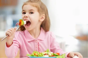 Un enfant qui mange un plat alimentaire sain