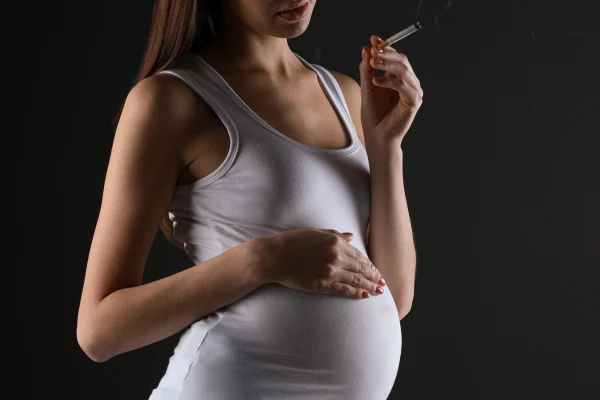 Une femme enceinte espose son future enfant au tabagisme passif